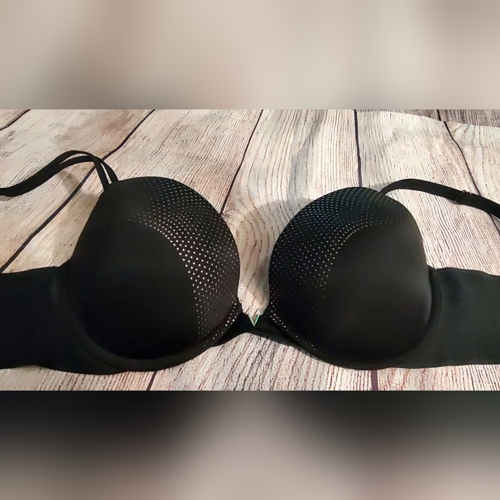 Victoria's secret very soft push-up bra Gold detail on the front